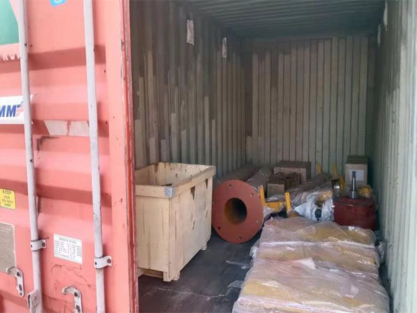 为厄瓜多尔客户制作的起重机，顺利装柜完成，发往海外！